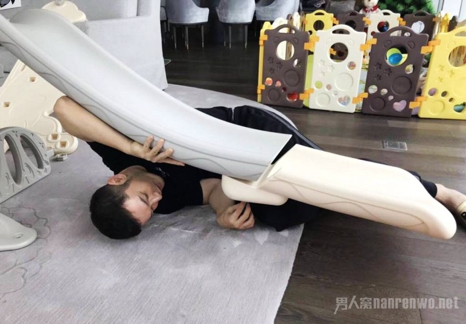 黄晓明给儿子做滑梯