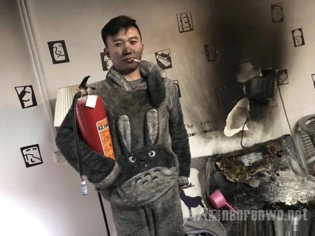 情侣乐观自拍