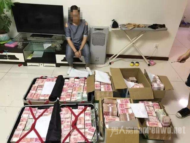 警方通报现金墙案