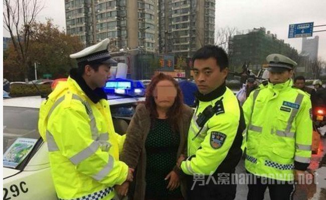 女司机逆行拖交警