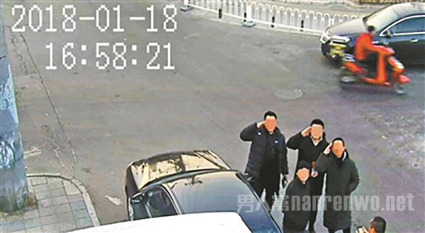 民警抓贼后向监控摄像头敬礼