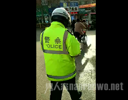 违规处罚交警未见微笑