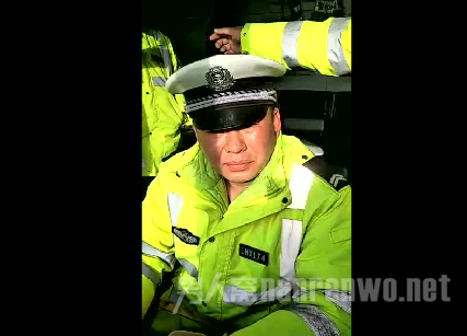 违规处罚交警未见微笑