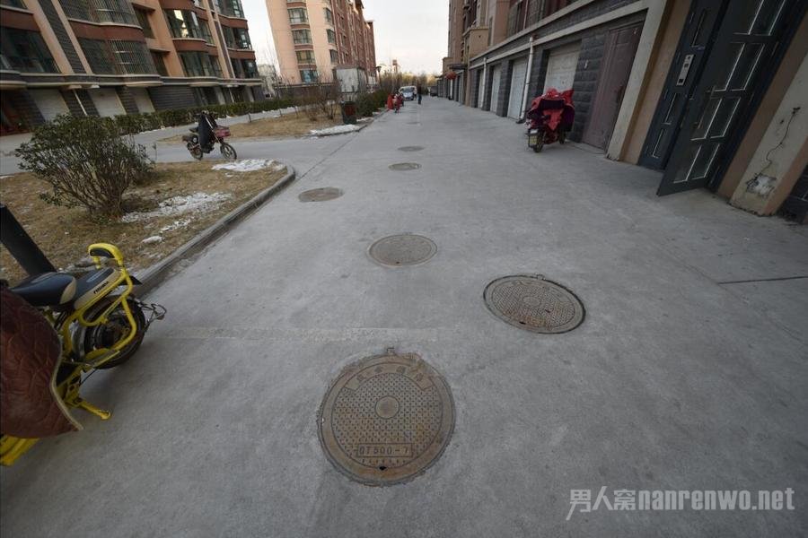 小区50米路现32个井盖