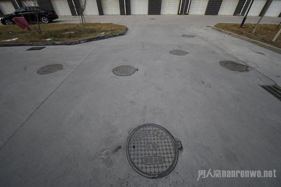 小区50米路现32个井盖