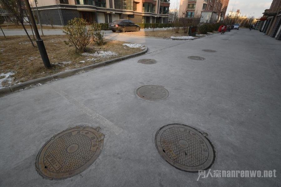 小区50米路现32个井盖