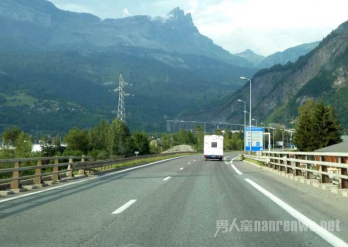 高速路惊现幽灵车