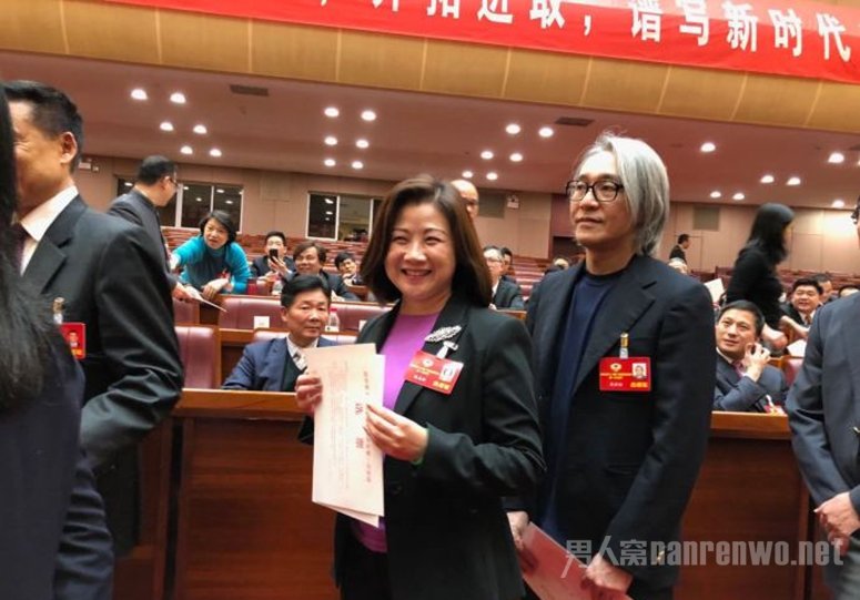 周星驰满头白发惹影迷心疼