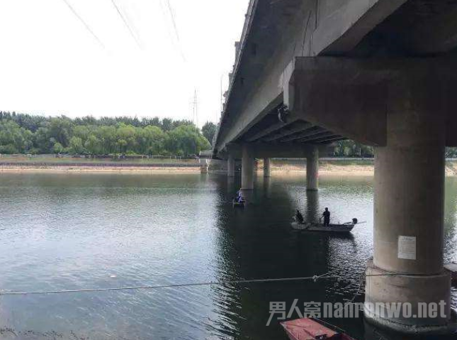 老板躲情敌追打跳河亡