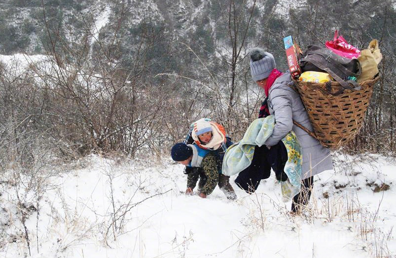男孩雪地中背弟弟搬新家