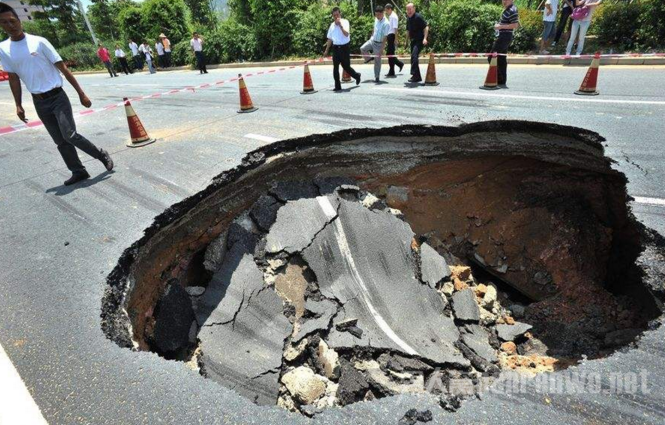 路面塌陷