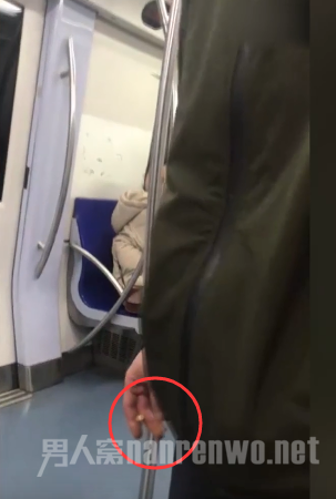 老外在地铁内吸烟