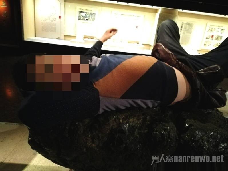 男子躺博物馆展品拍照