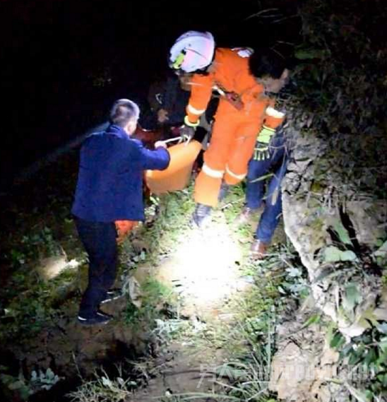 老人迷路被困悬崖