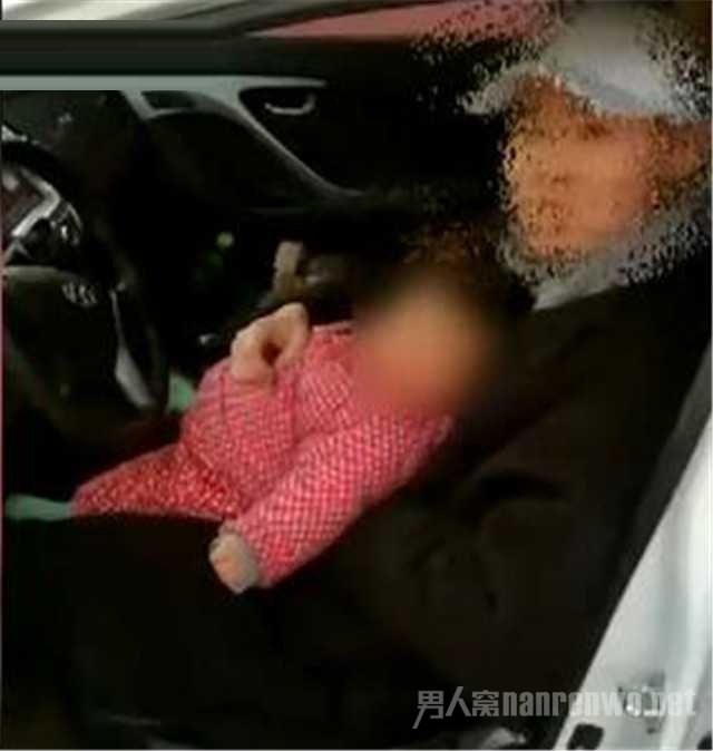 奶爸左手抱娃右手开车逆行