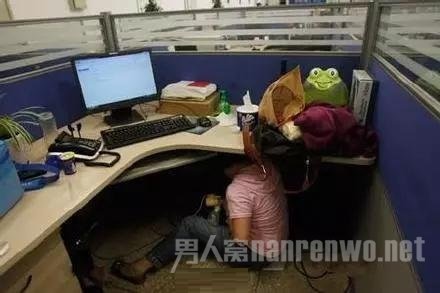 躲办公桌下偷偷挤奶