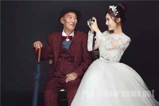 女孩和爷爷拍婚纱照