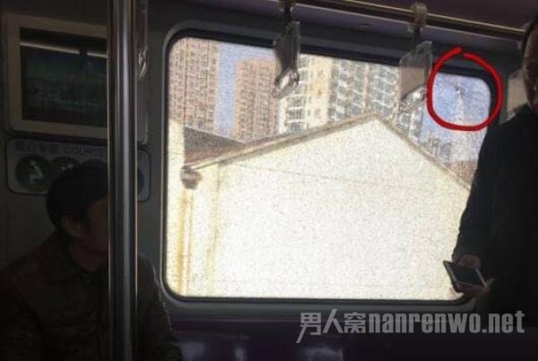 上海地铁车厢玻璃破裂