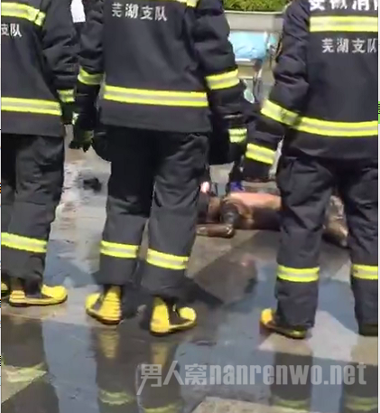 路虎车烧死两人