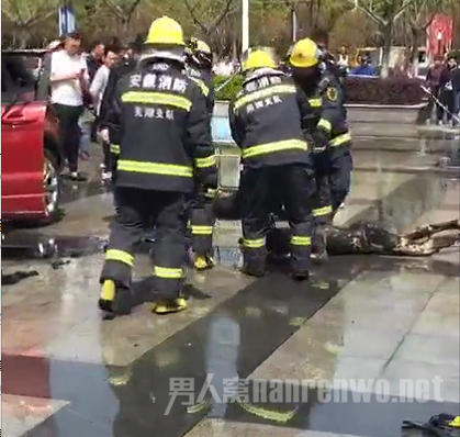路虎车烧死两人