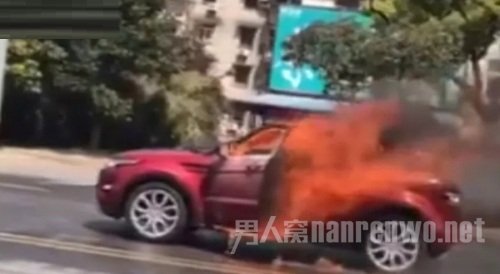 燃烧的路虎车