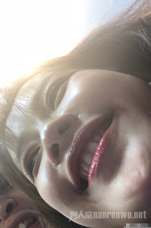 董子健在微博上晒出一张孙怡仰拍丑照