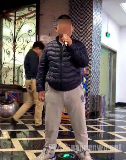 男孩被逼减肥躲进KTV飙歌