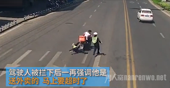 外卖小哥闯红灯