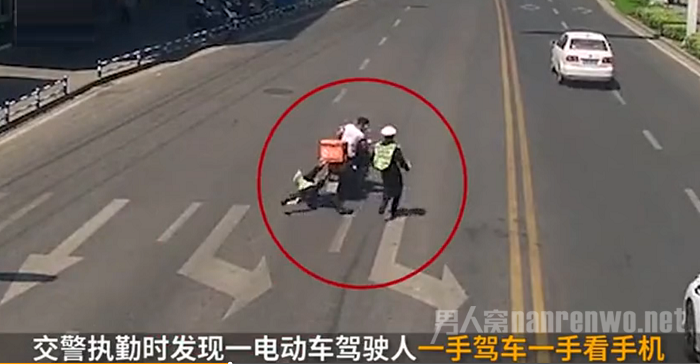 外卖小哥闯红灯被抓