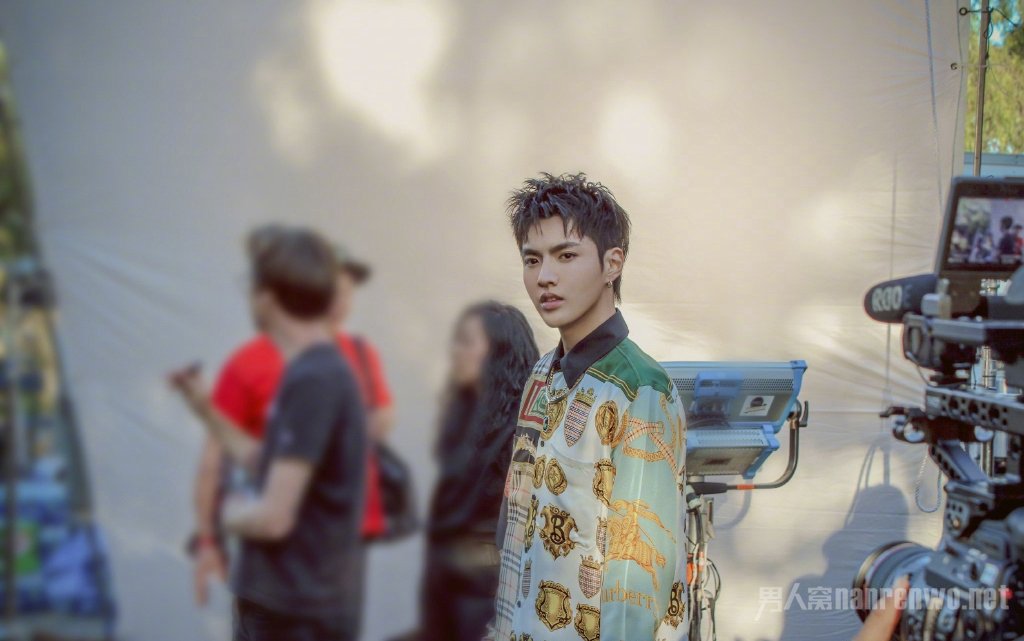 吴亦凡同款花衬衫