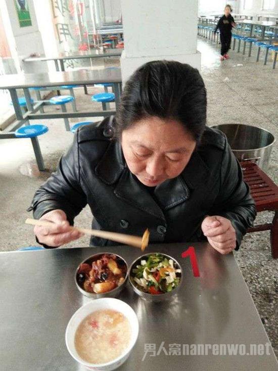 班主任试喝牛奶