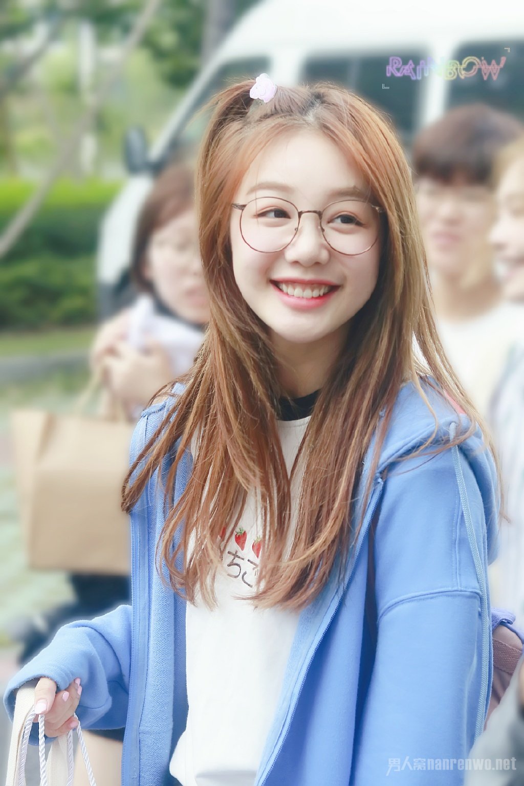 为了自己的梦想在努力奋斗的女孩
