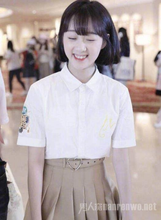 李子璇依旧清新可人