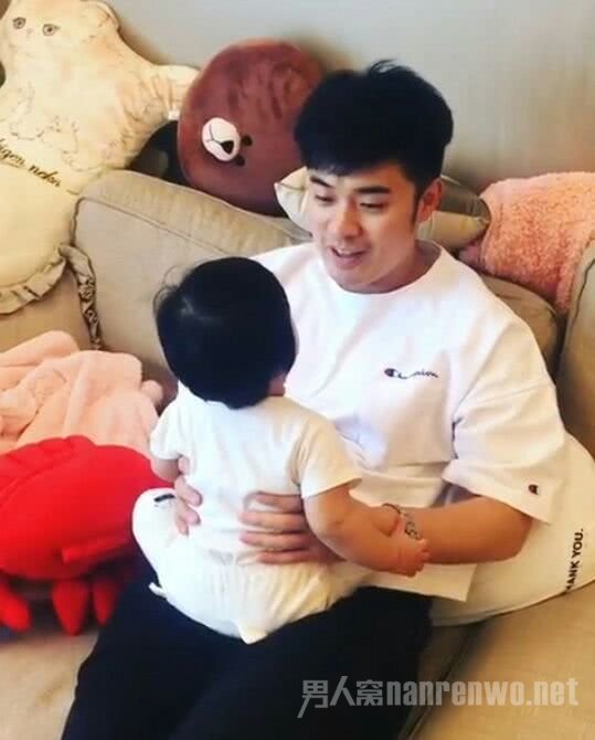 陈赫经常在微博上晒女儿的照片