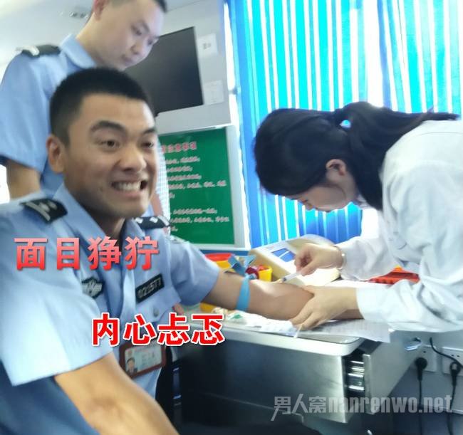民警小哥哥疼成表情包走红