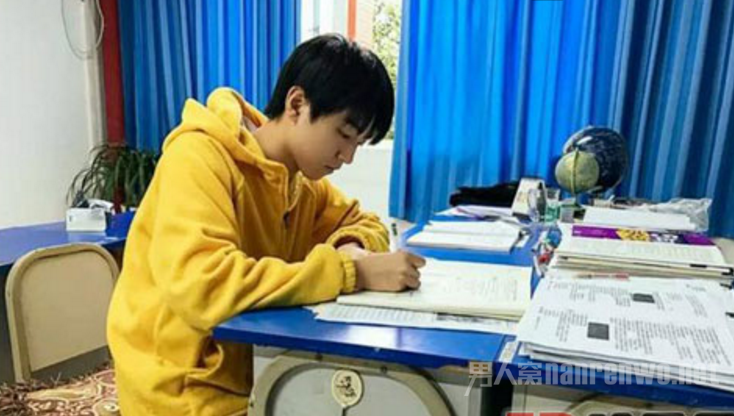 王俊凯在学习