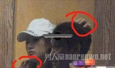袁冰妍抚摸秦俊杰头