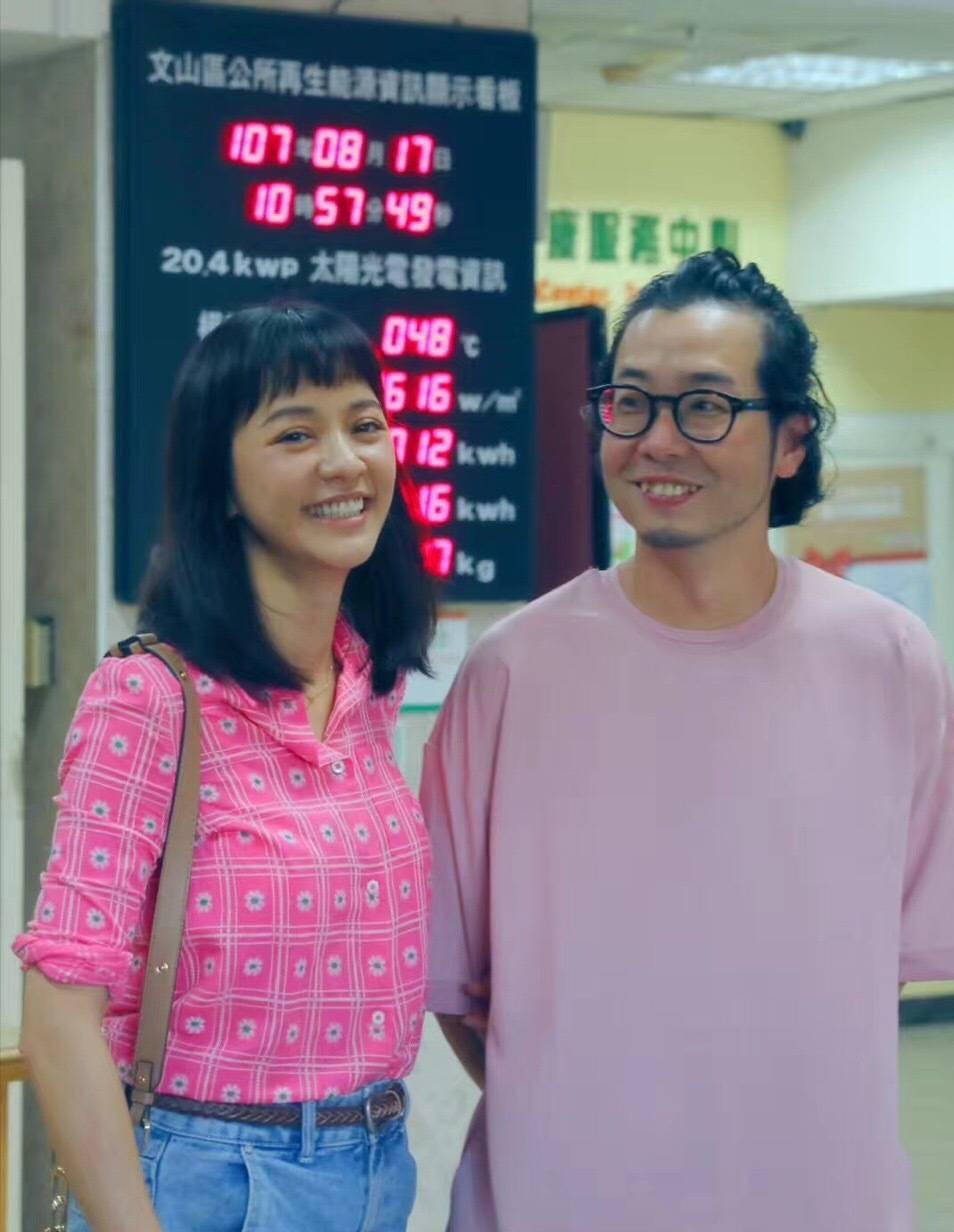 两人登记后开心受访