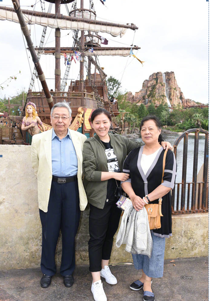 李先生生前和家人的合照