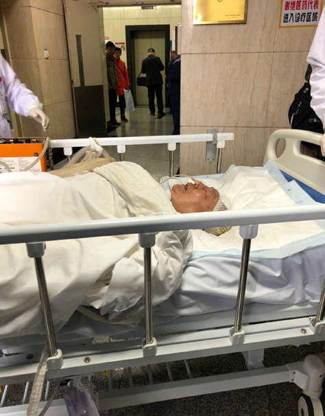 李先生在重症病房抢救