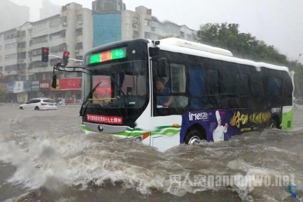 河南最高级别暴雨图片