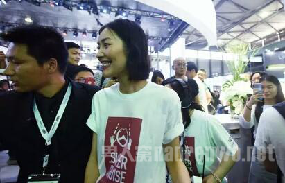 刘雯街头现身