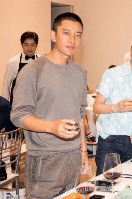 贾乃亮出席李佳航儿子百日宴