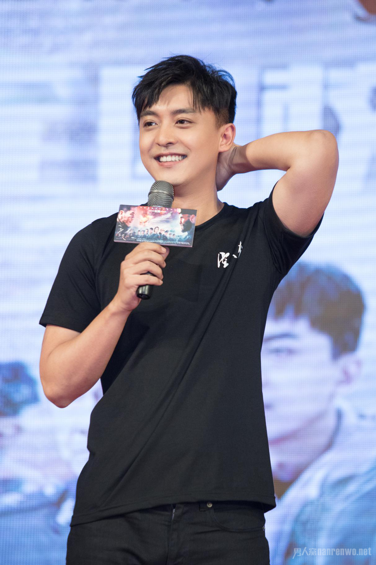 演员李佳航