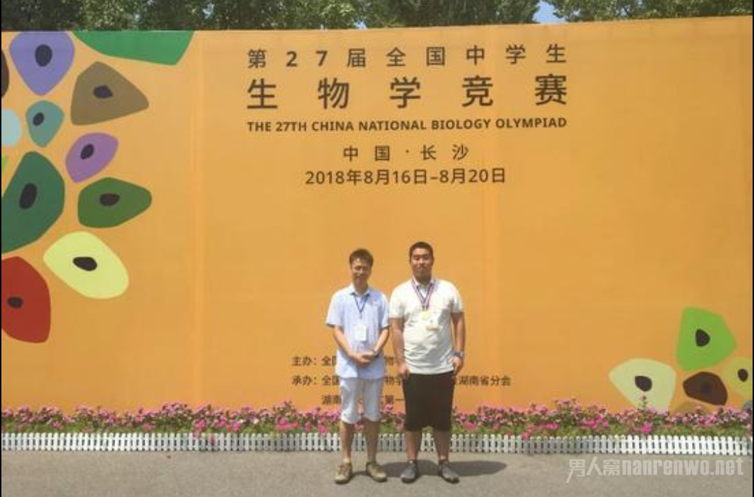 李浩成(右)与教练(左)