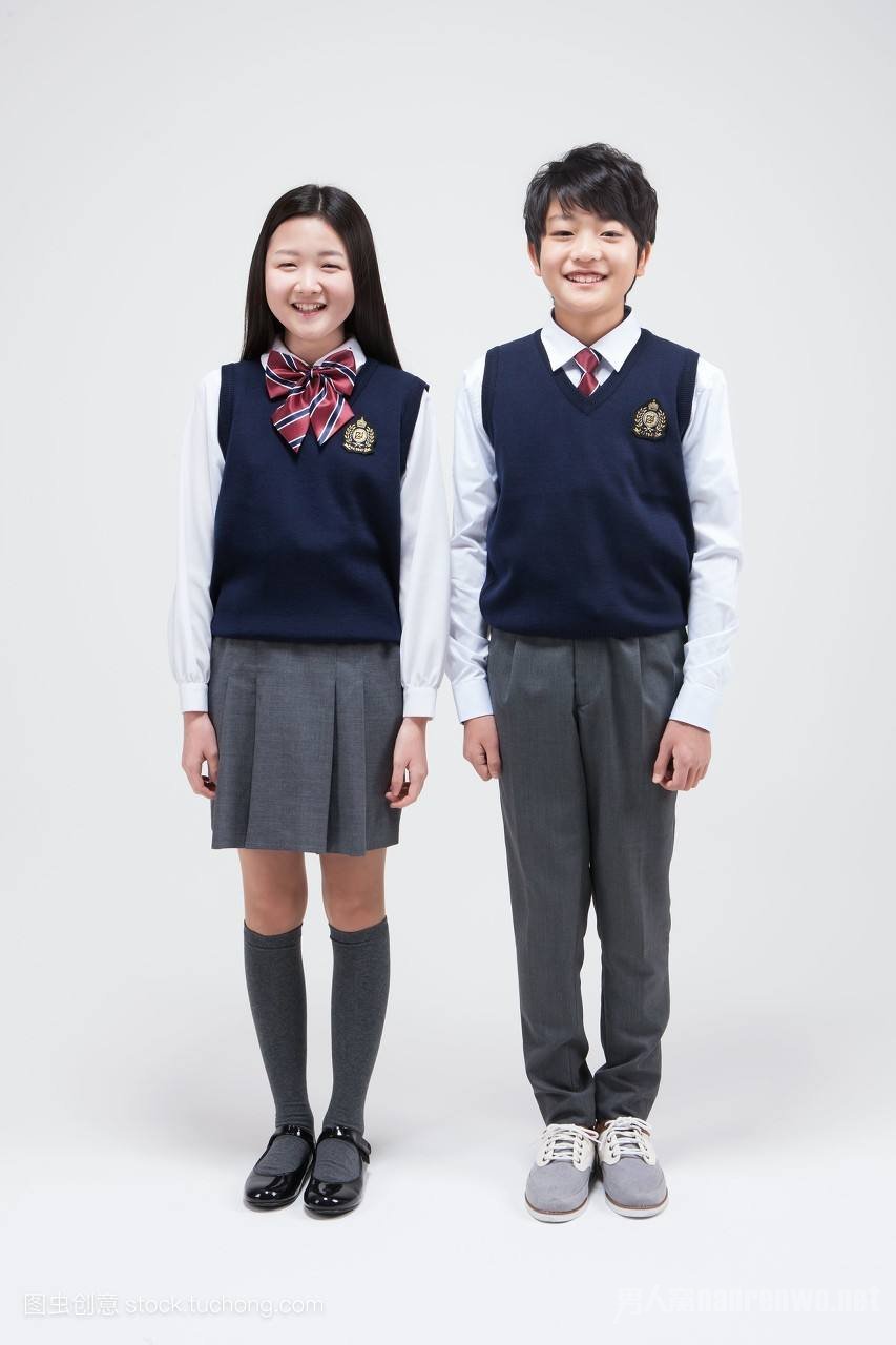穿校服的孩子们