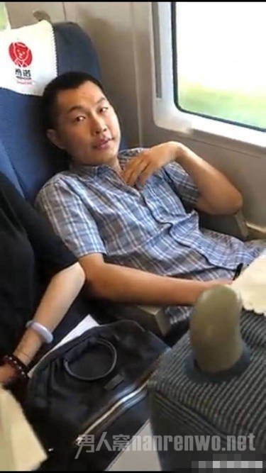 高铁座霸男子