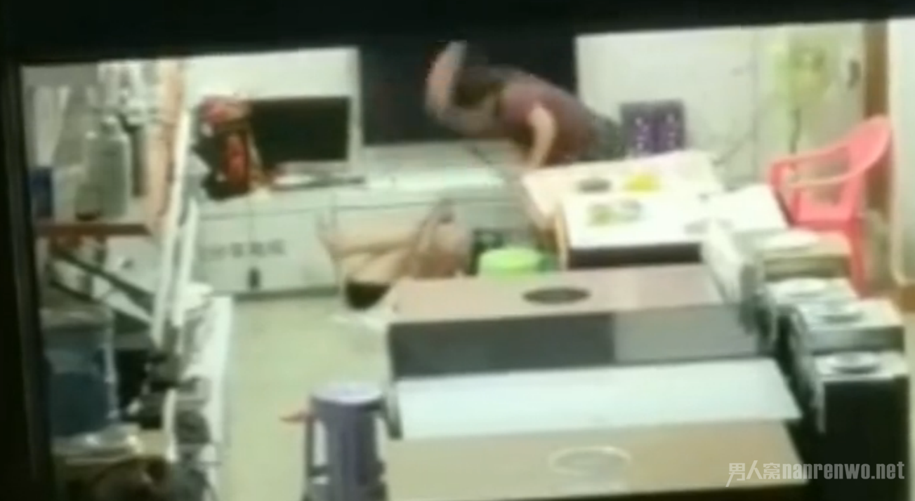 余某某使用拖鞋殴打女孩