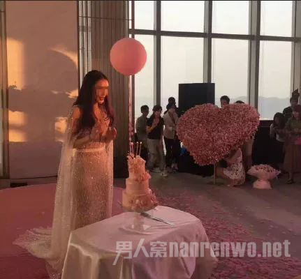 男子33万为女友庆生
