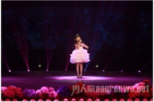 童星在舞台上表演